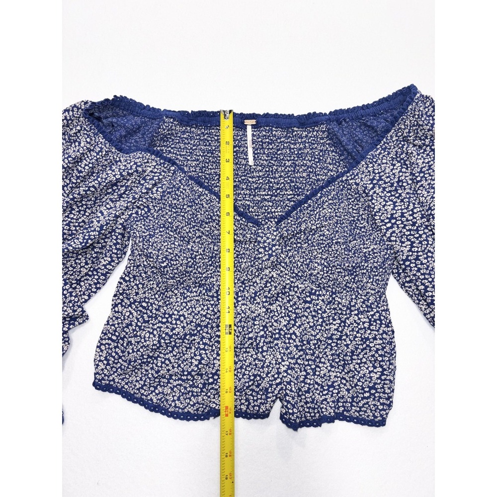 Free People Blouse Womens Large Blue Floral Off Shoulder Smocked Crop Top Boho - Picture 3 of 14
